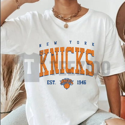 Manhattan Hoops Est 1946 Graphic Tee – Retro New York Basketball Heritage Unisex Top