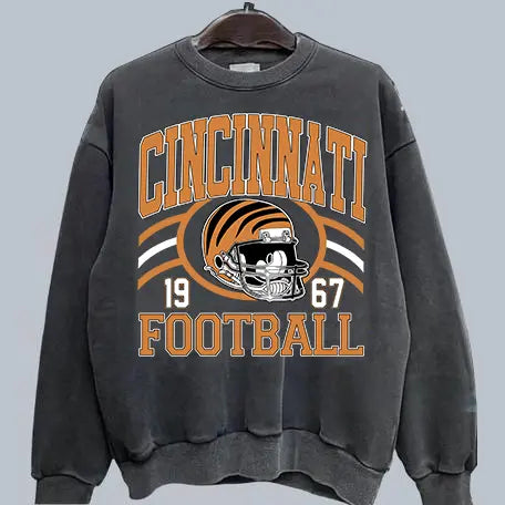 Retro Football Fan Crewneck – Oversized 90s Sports Graphic Pullover
